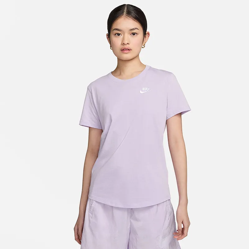 Nike Women's Sportswear Club Essentials T-Shirt