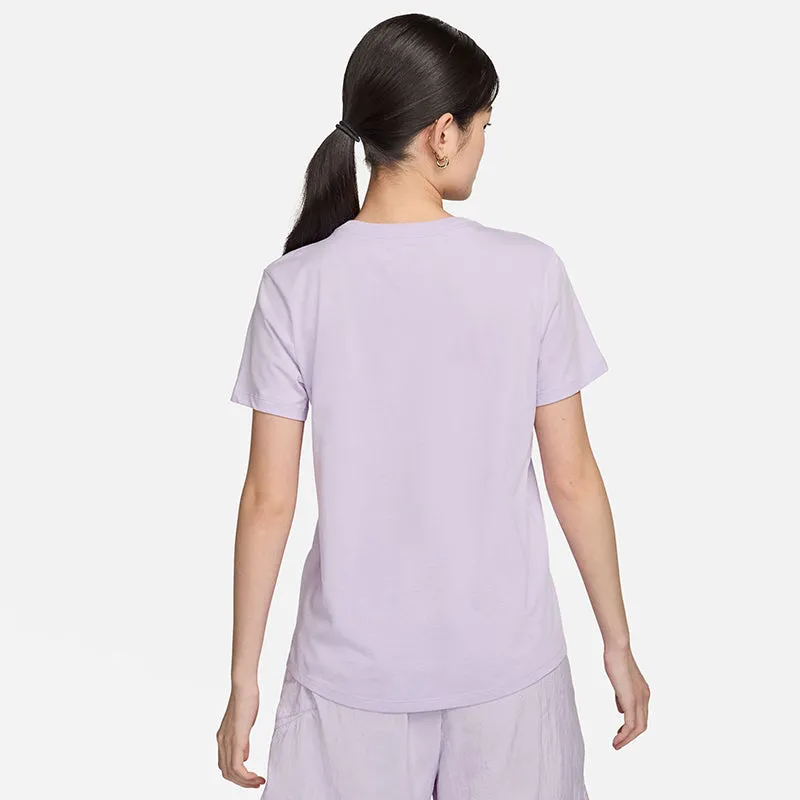 Nike Women's Sportswear Club Essentials T-Shirt
