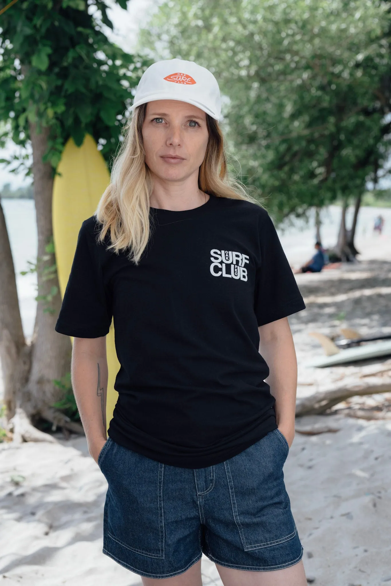 OAK SURF CLUB UNISEX PEC TEE - BLACK