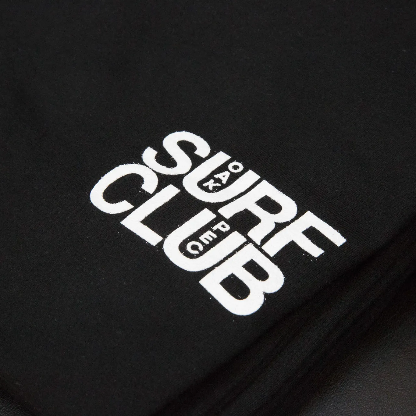 OAK SURF CLUB UNISEX PEC TEE - BLACK